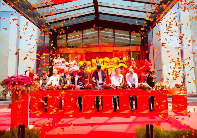 瑞狮呈祥 启幕新章丨慧源山庄新营销中心启用，国庆大营销